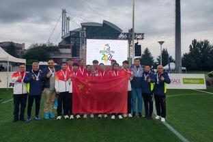 中国足球小将14队与意大利杯冠军曼城合影，小组赛曾惜败对手
